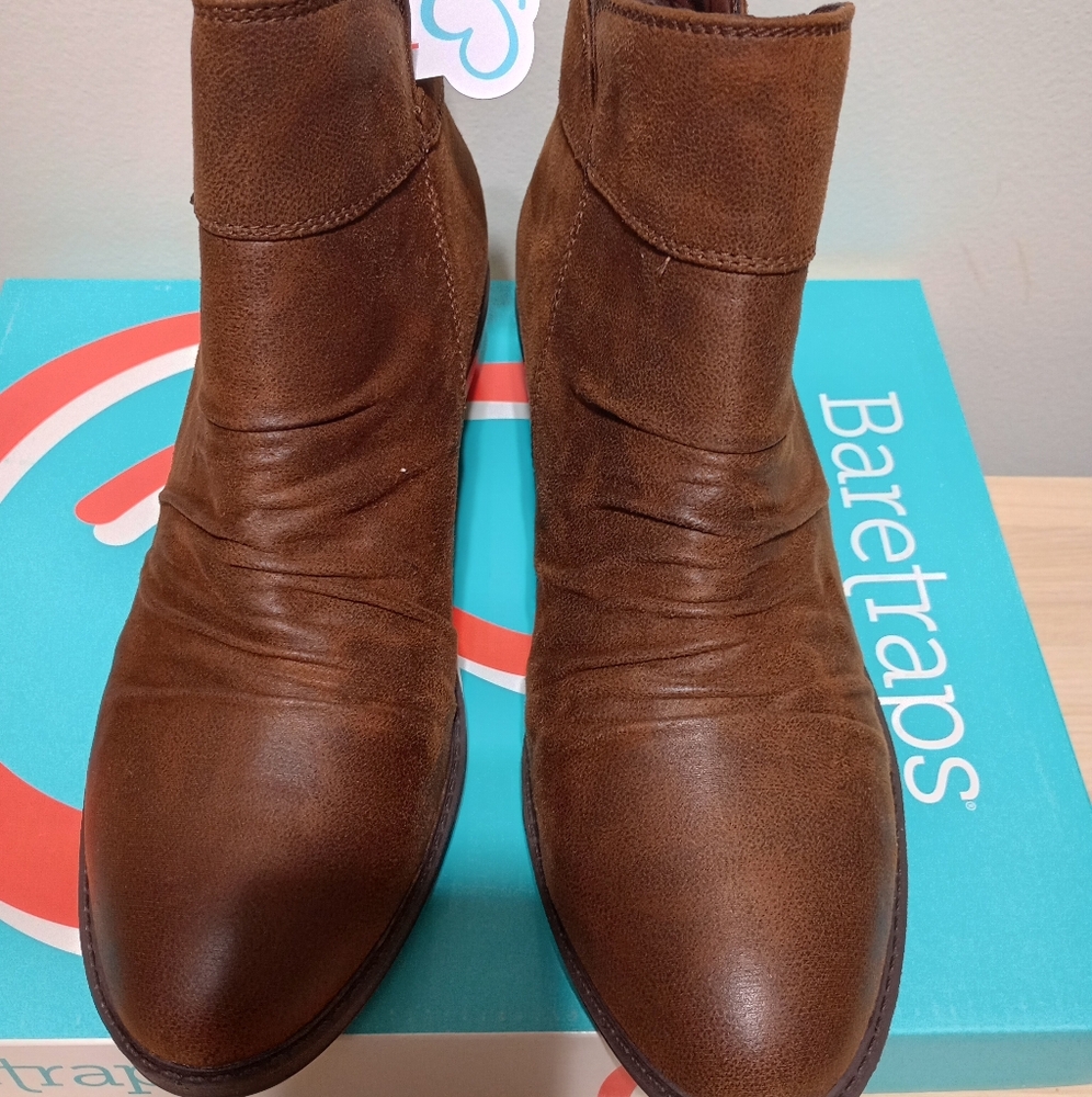 Baretraps Sam Ruched Lug Sole Ankle Boot Size 8M Brown